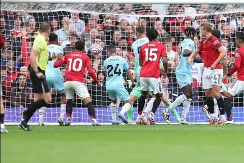  "هدايا الخصوم".. مانشستر يونايتد يحقق رقما غريبا بسبب الأهداف العكسية